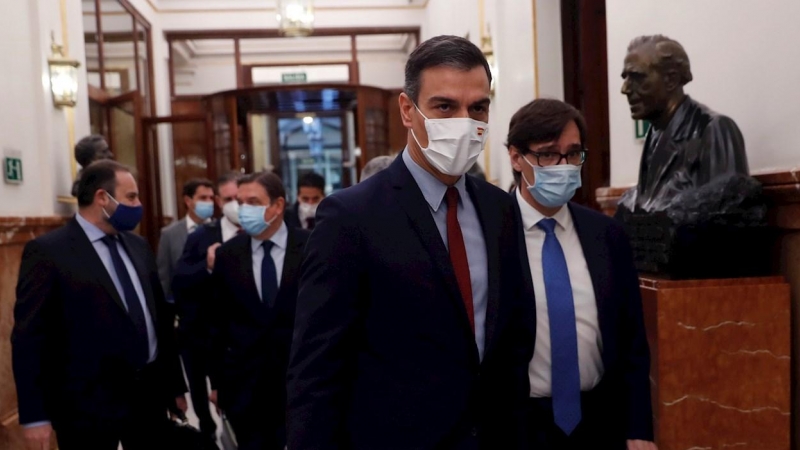El presidente del Gobierno, Pedro Sánchez, y el ministro de Sanidad, Salvador Illa, a su llegada a la sesión de control al Ejecutivo este miércoles en el Congreso