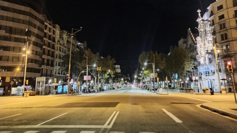 El passeig de Gràcia, buit durant el toc de queda. Maria Rubio