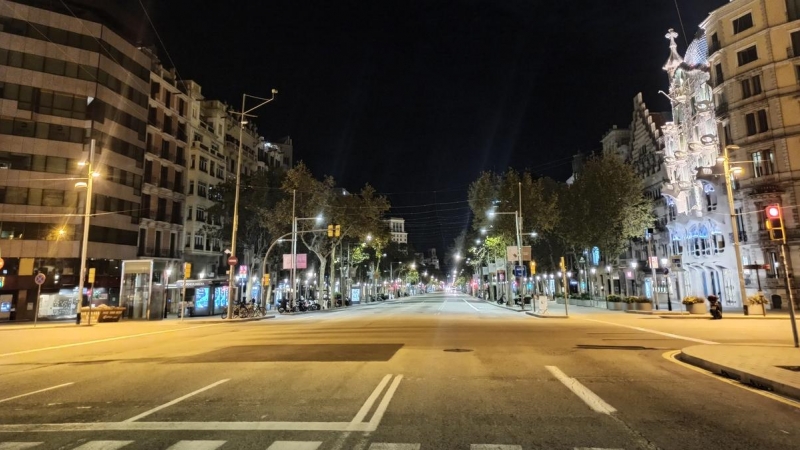 El passeig de Gràcia, buit durant el toc de queda. Maria Rubio