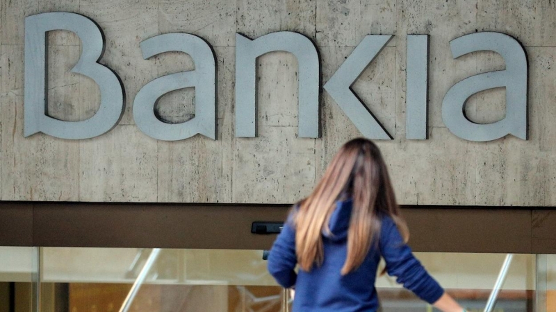 Una mujer entra en la oficina de la sede central de Bankia en Valencia. EFE/Kai Försterling