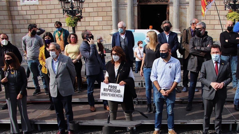 Concentració de representants de forces polítiques i d'entitats culturals, socials i sindicals per protestar contra operació de la Guàrdia Civil contra l'independentisme.