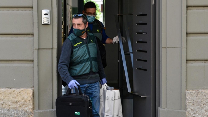 Agentes de la Guardia Civil salen del domicilio del empresario Josep Campmajo, después de efectuar su registro y posterior detención, en Girona, Catalunya (España).