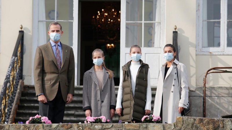 El rey Felipe VI y la reina Letizia, junto con la infanta Sofía (2d) y la princesa Leonor (3d).