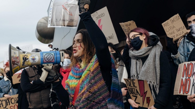 Manifestantes, incluidos estudiantes y empleados de una universidad local, realizan una protesta contra el fallo del Tribunal Constitucional de Polonia que impone una prohibición casi total del aborto, en Gdansk, Polonia.