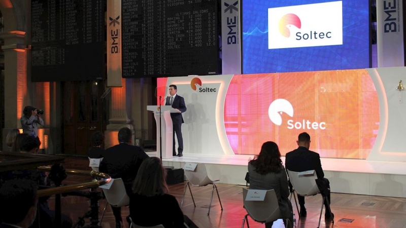 El fundador y CEO de la empresa de energías renovables Soltec Power, Raúl Morales, pronuncia un discurso durante el debut en Bolsa de la compañía. EFE/ Ana Bornay
