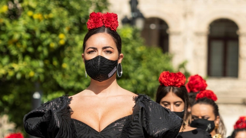 Desfile de moda flamenca con el que los empresarios de Andalucía se han manifestado en el centro de Sevilla para conseguir ayudas específicas para el sector. EFE