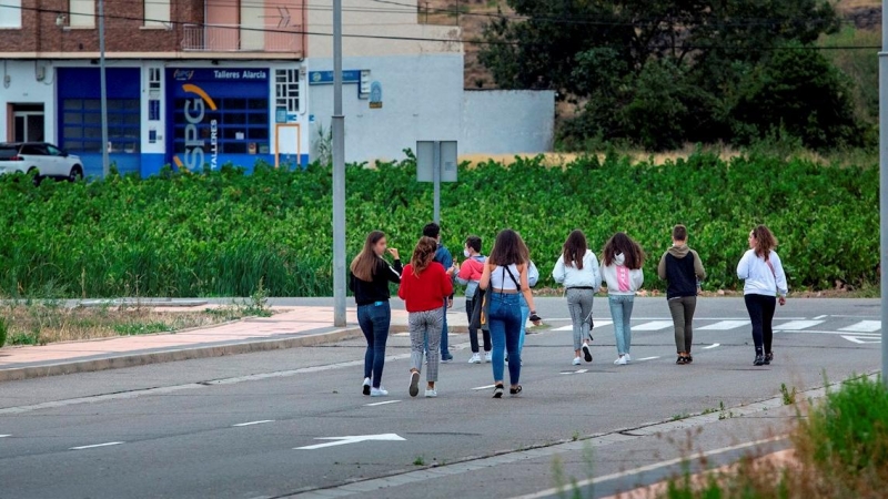 Varios jóvenes pasean por una calle de Logroño.