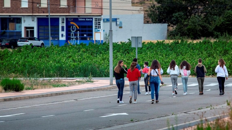 Varios jóvenes pasean por una calle de Logroño.