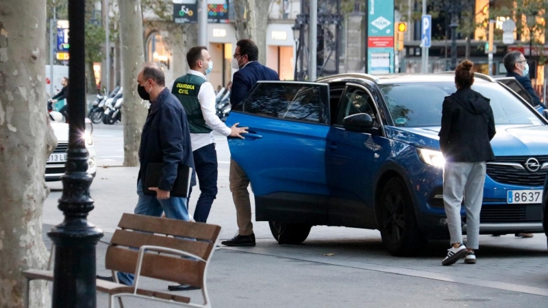 David Madí arriba a l'edifici d'Aigües de Catalunya en un cotxe amb agents de la Guàrdia Civil. Blanca Blay | ACN