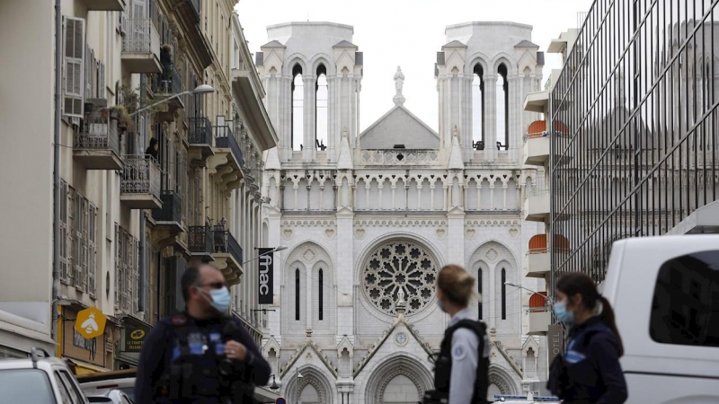Agentes de la policía francesa aseguran la calle cerca de la entrada de la iglesia Basílica de Notre Dame en Niza, Francia, el 29 de octubre de 2020, luego de un ataque con cuchillo.