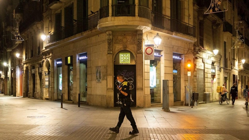 Un Guardia Urbano en Las Ramblas, en una imagen de archivo.