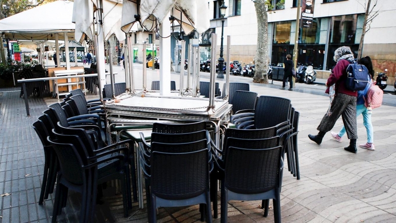 Aspecto de la terraza de un bar cerrado de las Ramblas de Barcelona.