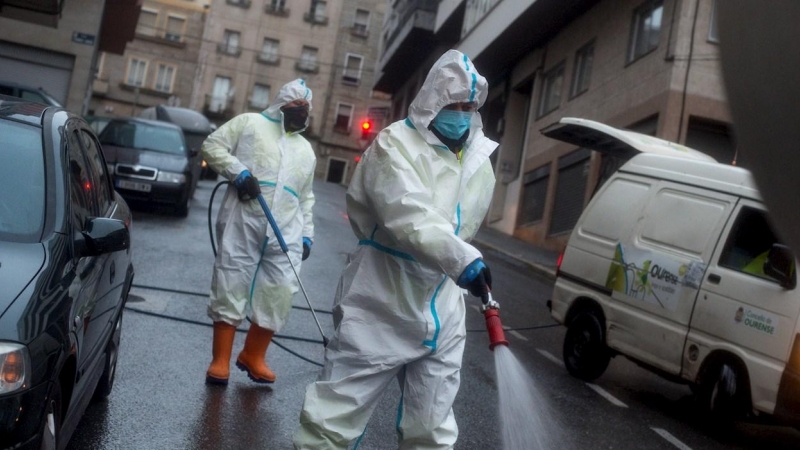 26/10/2020 - Operarios municipales realizan labores de desinfección en una calle de Ourense.