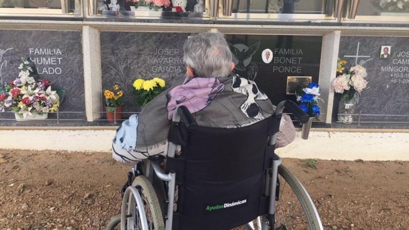 Una dona gran visita la tomba del seu marit en el cementiri municipal de Palamós. Paula Ericsson