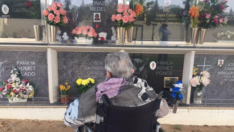 Una dona gran visita la tomba del seu marit en el cementiri municipal de Palamós. Paula Ericsson