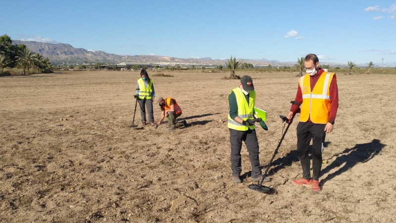 Un equipo de arqueólogos realiza una prospección con detectores de metales para recabar objetos. / F. M.