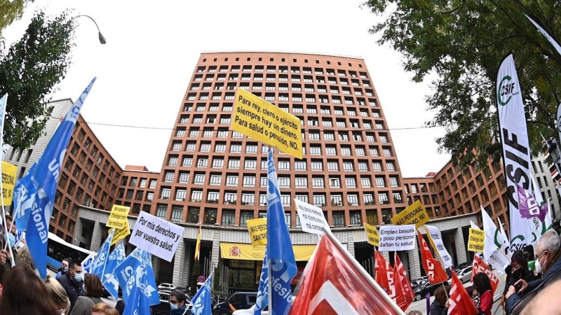 29/10/2020.- Vista de la manifestación en frente de las puertas del Ministerio de Sanidad en Madrid este jueves convocada por la Central Sindical Independiente de Funcionarios (CSIF) por una sanidad pública que dignifique a los profesionales sanitarios. E