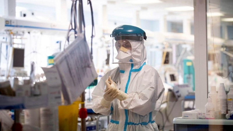 29/10/2020.- Una médica en la Unidad de Cuidados Intensivos (UCI) en un hospital de Roma (Italia).