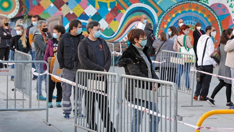 29/10/2020.- Varias personas esperan su turno para participar en el cribado masivo que ha comenzado este jueves en Manresa (Barcelona).
