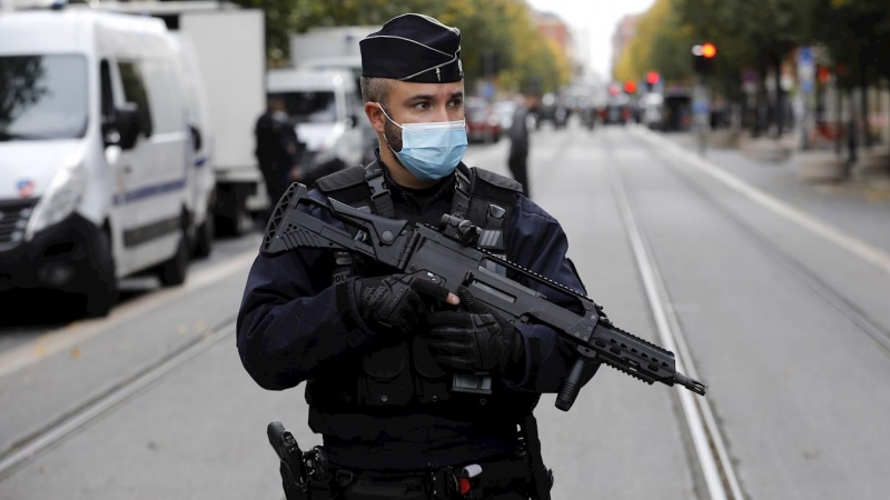 Policías franceses armados aseguran la calle cerca de la entrada de la iglesia Basílica de Notre Dame en Niza, Francia.