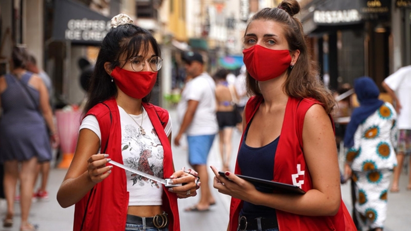 Dues voluntàries de la Creu Roja en la campanya de sensibilització destinada als joves. Marc Dibba / Creu Roja​