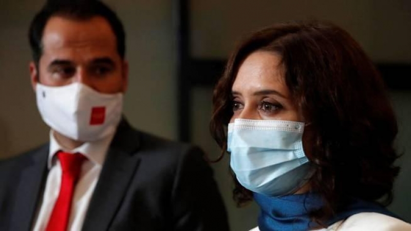 La presidenta de la Comunidad de Madrid, Isabel Díaz Ayuso, junto al vicepresidente Ignacio Aguado, en la Asamblea regional.