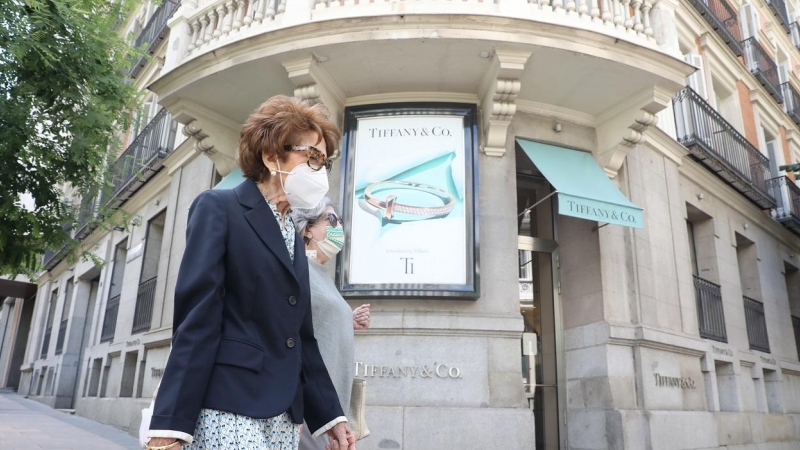 Dos mujeres pasan junto a la entrada de la tienda Tiffany en Madrid, en la llamada milla de oro de la capital. E.P./Marta Fernández