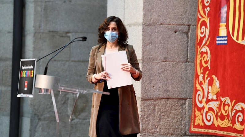 La presidenta de la Comunidad de Madrid, Isabel Díaz Ayuso, asiste a un acto en homenaje a los docentes celebrado en Madrid.