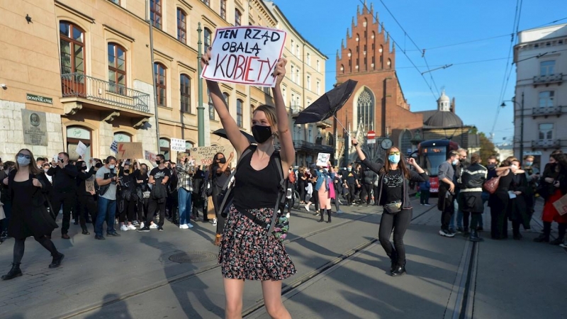 Manifestantes en una protesta contra el fallo del Tribunal Constitucional de Polonia que impone una prohibición casi total del aborto, en Cracovia.