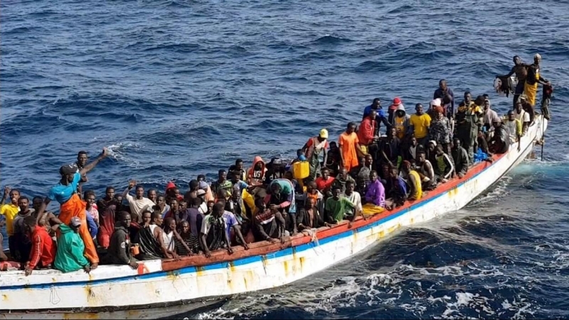 El marisquero Riodomar Cuarto rescató anoche a 215 inmigrantes que se encontraban a la deriva en un cayuco con un motor averiado en el Atlántico, en aguas bajo responsabilidad de Mauritania. EFE/ Cepesca SÓLO USO EDITORIAL NO VENTAS NO ARCHIVO