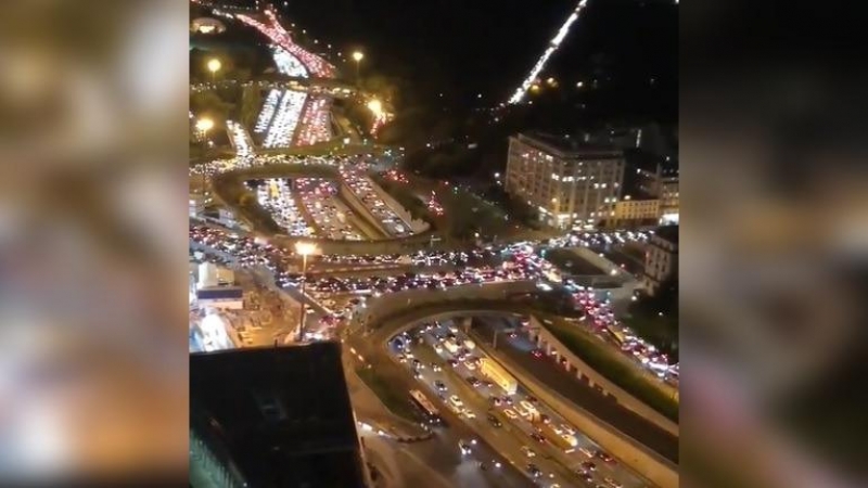 Captura de vídeo con los atascos a las afueras de París horas antes del confinamiento nacional.