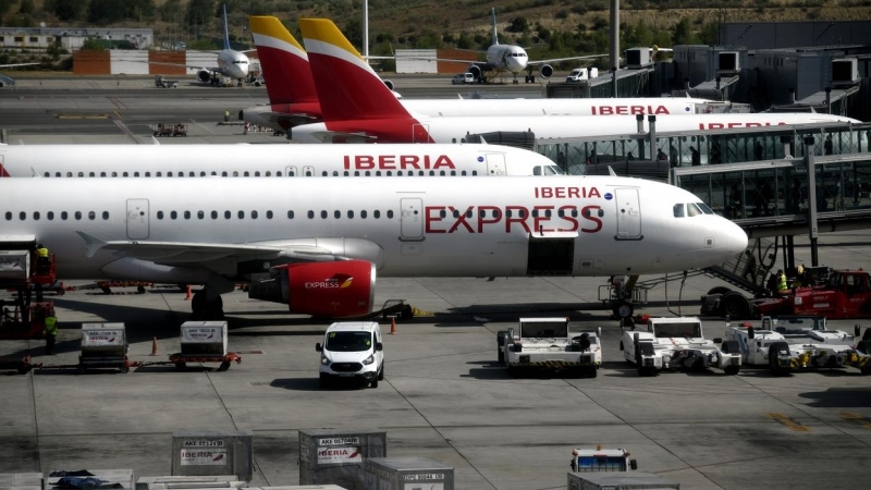 Aviones de Iberia Express en la terminal T4 del Aeropuerto de Madrid-Barajas Adolfo Suárez, en Madrid. E.P./Óscar Cañas