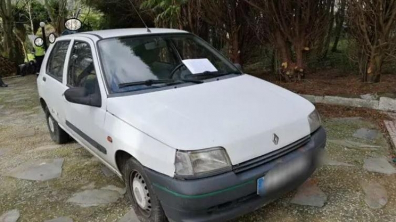 Vehículo interceptado por la Guardia Civil conducido por un vecino de Oza-Cesuras con antecedentes por conducir con el carné retirado y matrícula falsa.