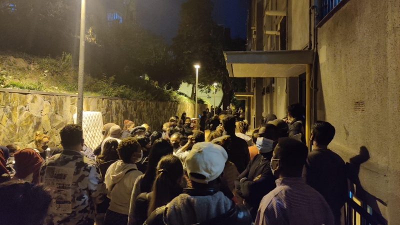 Los Mossos desahucian a una familia con tres menores de noche en Ciutat Meridiana.