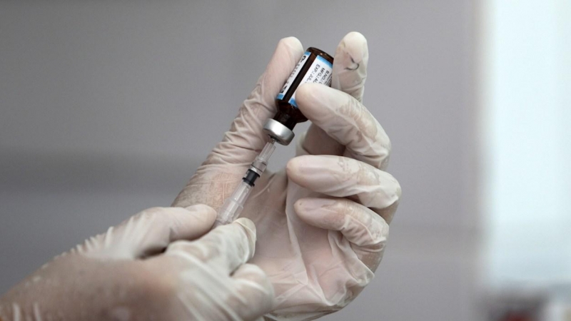 Imagen de archivo de un médico suministrando una vacuna