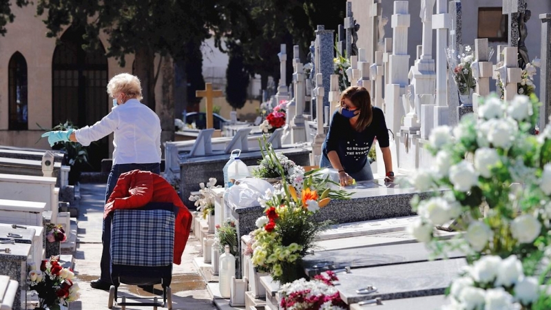 Algunos murcianos adelantan sus visitas al Cementerio a este viernes, 30 de noviembre.