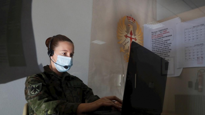 Una mujer trabaja en la Unidad de Verificación Epidemiológica Acuartelamiento de Artillería de la base militar de Fuencarral
