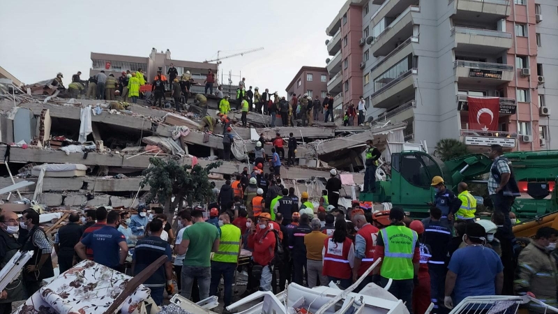 Ciudadanos buscan sobrevivientes en un edificio derrumbado afectado por el terremoto en la provincia costera de Izmir.