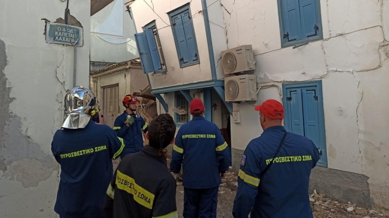 Los bomberos están junto a los edificios dañados en la ciudad portuaria de Vathy tras un terremoto, en la isla de Samos, Grecia.