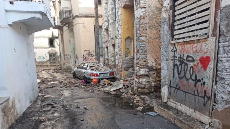 Un coche dañado en la ciudad portuaria de Vathy tras un terremoto, en la isla de Samos, Grecia