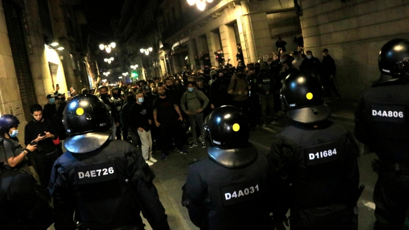 Un cordó de Mossos d'Esquadra davant de concentrats a Barcelona contra les restriccions per la covid-19. ACN/Laura Fíguls