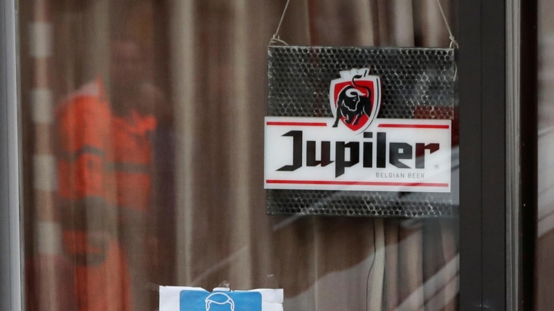 Una mujer pasa frente a un bar cerrado en Bruselas, bélgica–REUTERS