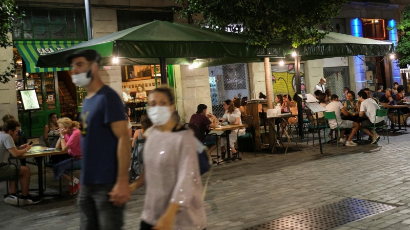 Terraza de un restaurante en Barcelona, en julio.