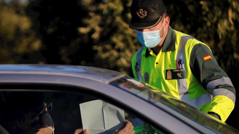 Agentes de la Guarda Civil realizan un control de tráfico en la A4 en la salida de Madrid, este viernes.