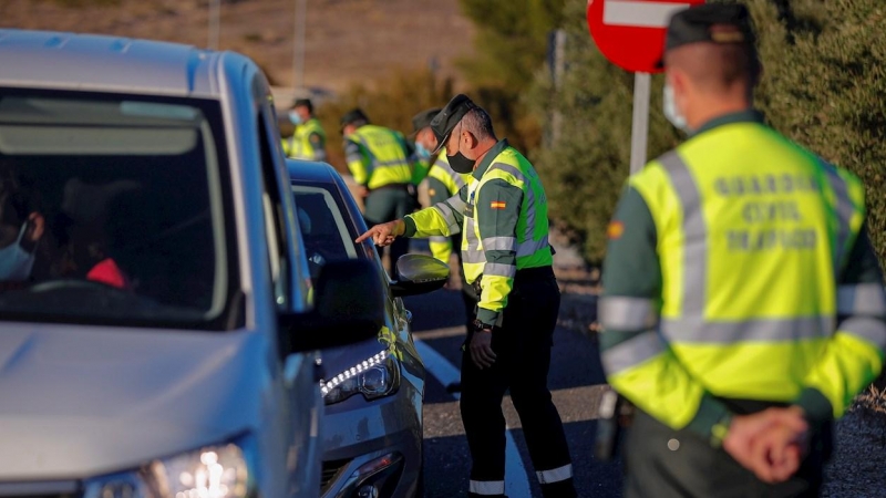 Agentes de la Guarda Civil realizan un control de tráfico en la A4 en la salida de Madrid, este viernes.