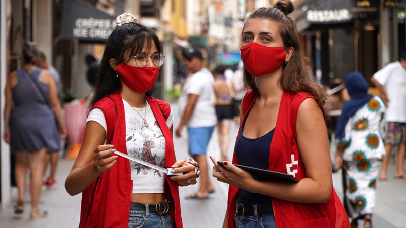 Dos voluntarias de la Cruz Roja en la campaña de sensibilización destinada a los jóvenes.