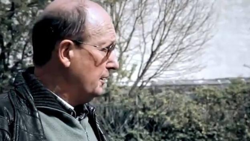 Imagen del párroco en el documental 'Bajo el silencio'.