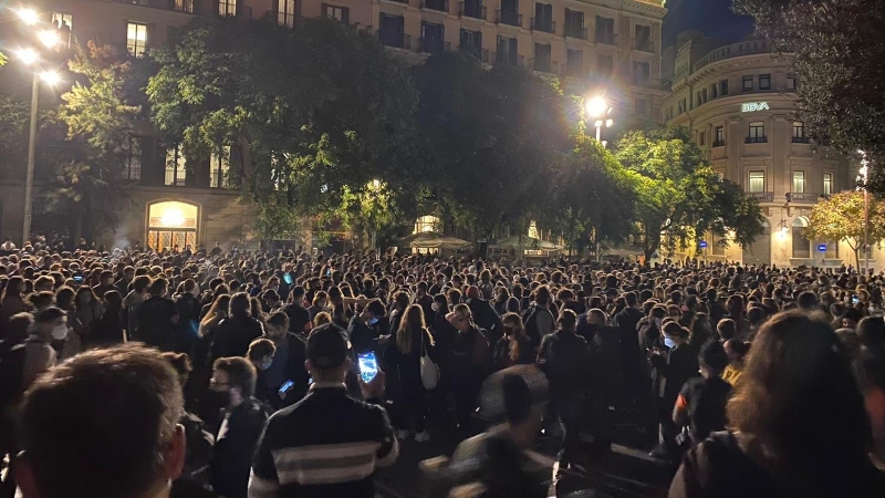 Centenars de persones protesten a la plaça de la Catedral contra el desallotjament de la Casa Buenos Aires. Arran.