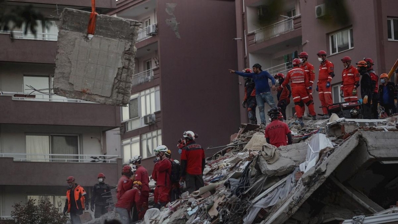 Miembros del equipo de rescate tratan de sacar a personas atrapadas en los escombros ocasionados por un terremoto en Turquía