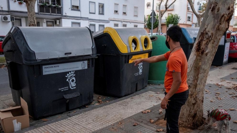 Un hombre ante el contenedor de basura de Huelva donde se ha hallado hoy una bolsa de basura con restos humanos, que se ha confirmado que corresponden a una cabeza.